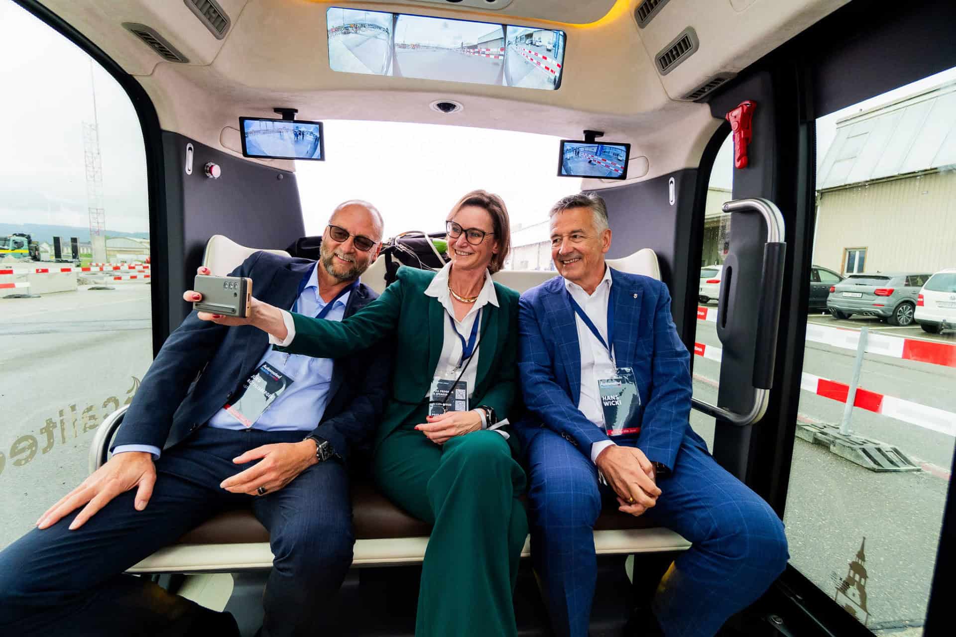 Jürg Rötlisberger, Emmanuelle Vandamme et Hans Wicki lors du sommet sur la mobilité automatisée organisé par SAAM et PAVE Europe.