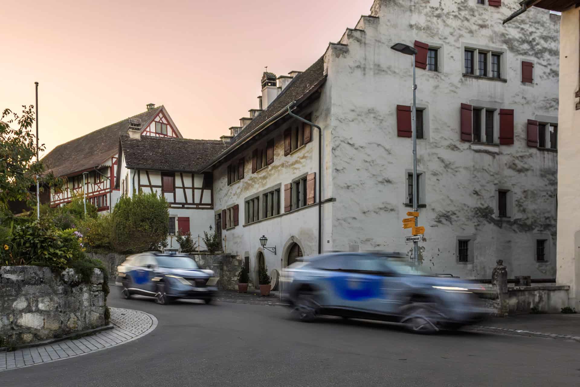 The iamo automated mobility pilot granted approval by the FEDRO 1 deux véhicules WeRide circulant sur la voie publique en Suisse dans le cadre du projet pilote de mobilité automatisée iamo dans la région de Furttal